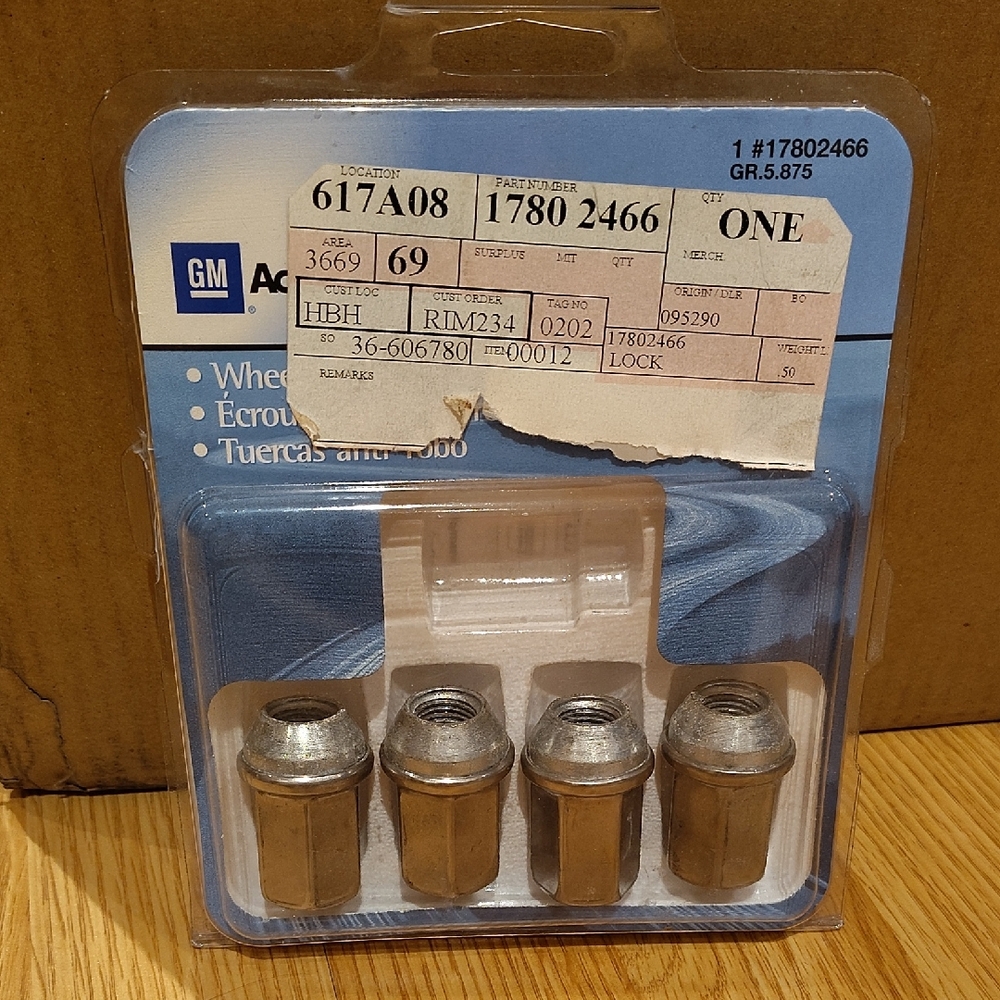 GM Silver Wheel Lock Set